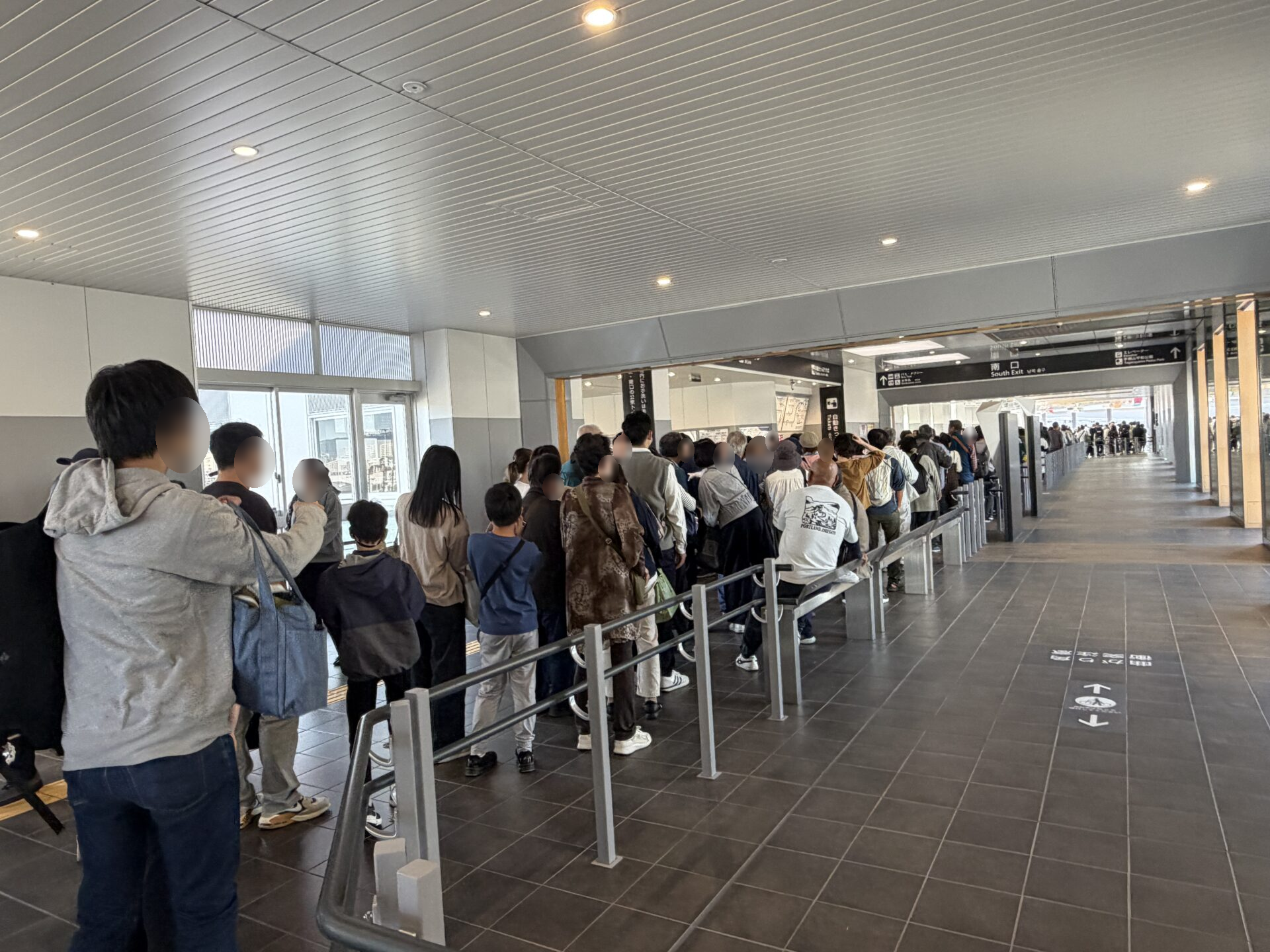 JR手柄山平和公園駅の通路に続く大相撲姫路場所の行列