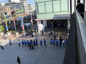 姫路駅前の募金ブースと周辺の様子