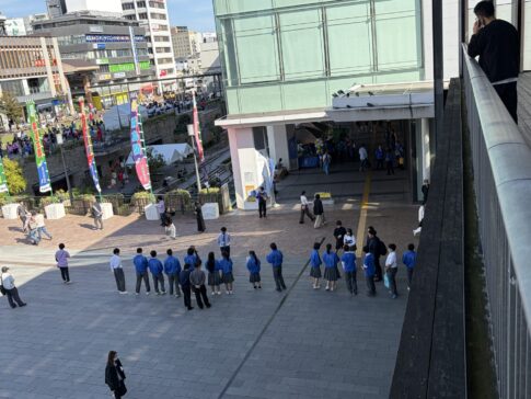 姫路駅前の募金ブースと周辺の様子