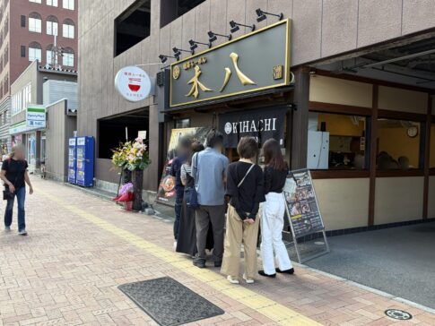 姫路らーめん木八の店頭にできたお昼の行列