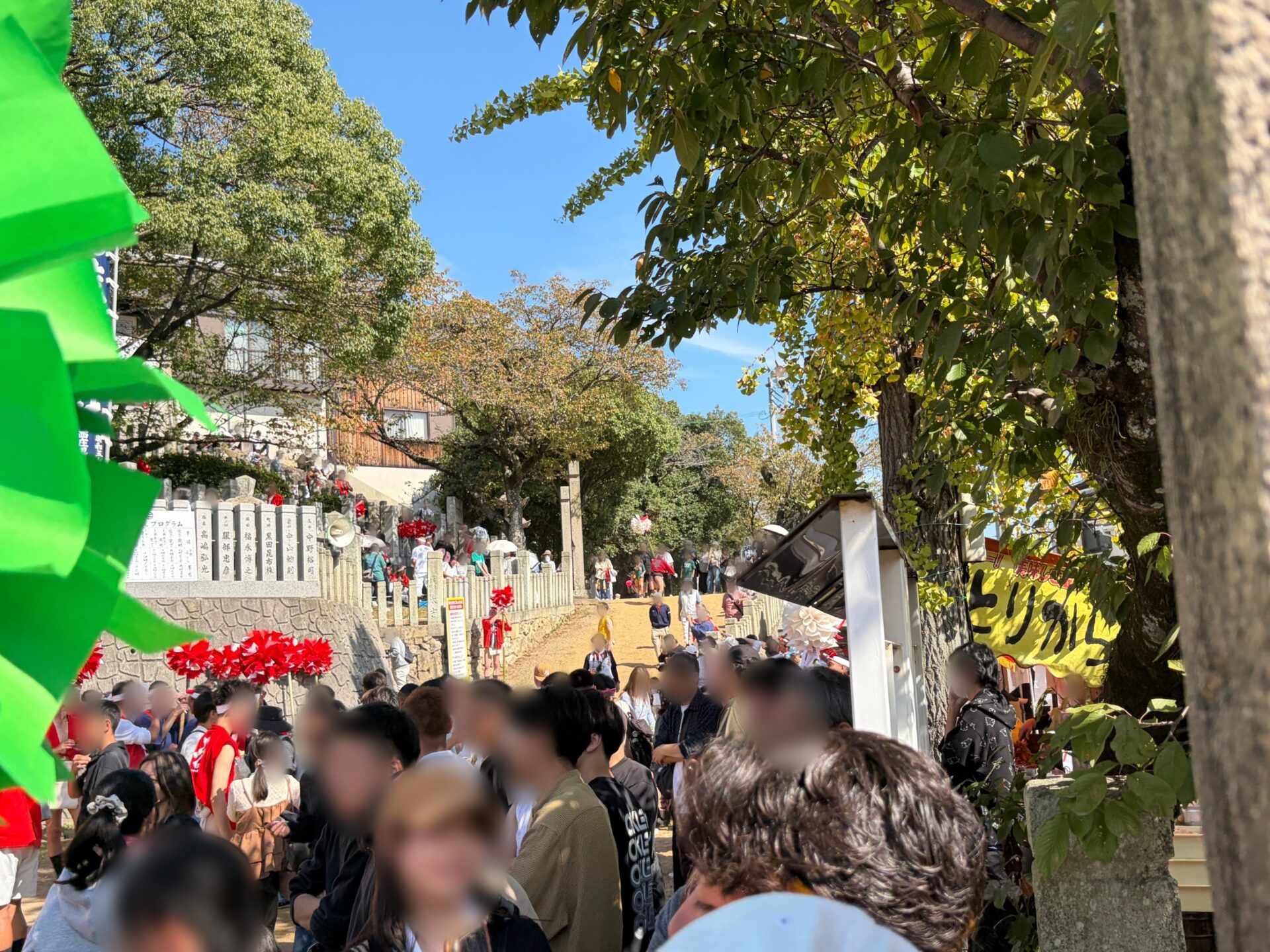 荒川神社の秋祭りで人が集まる参道