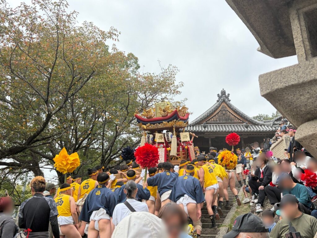 荒川神社の階段を登る子ども屋台