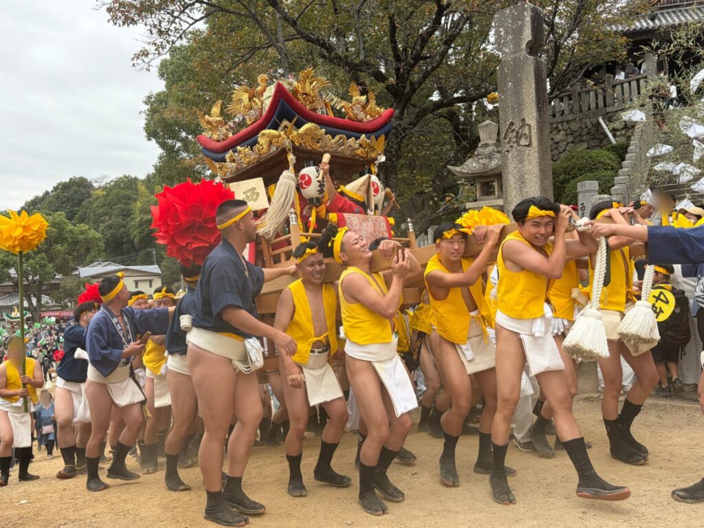 荒川神社の秋祭りで屋台を練る様子