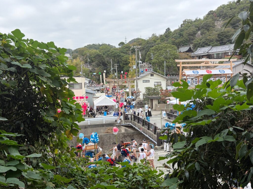 荒川神社の秋祭りと鳥居前の様子