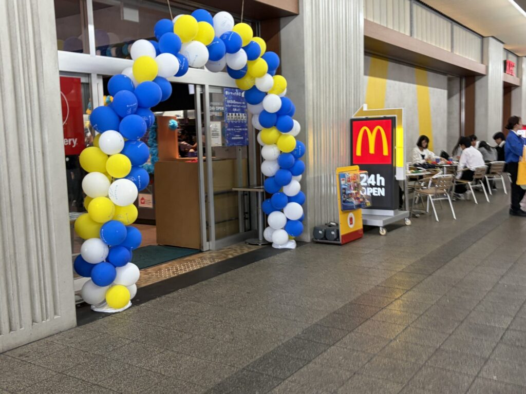姫路駅前のマクドナルドに設置された青・白・黄色のバルーンアーチ